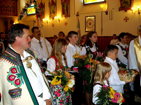 Doynki w Wglwce. Msza w. odprawiana przez ks. Zenona Siedlarza. Zoenie darw ofiarnych na otarzu.  <br/> 30.08.2009r., fot. Paulina Leniak 